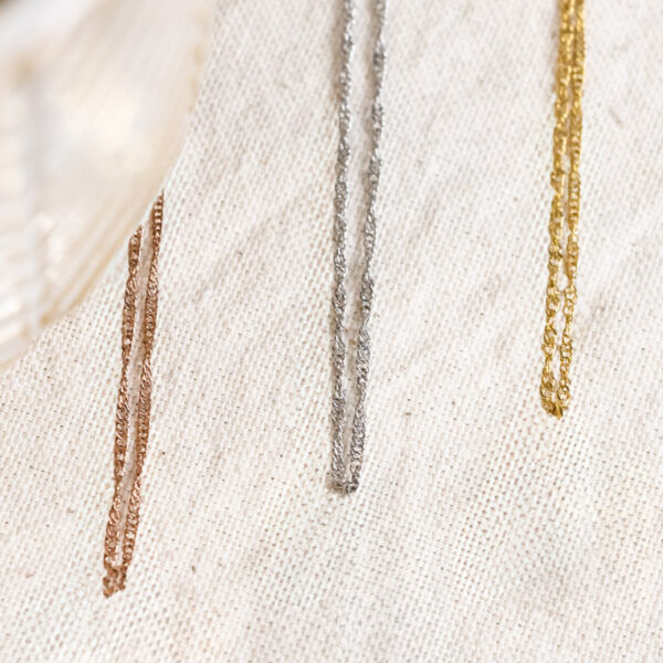 Lacuna single necklaces in gold, silver and rose gold colors